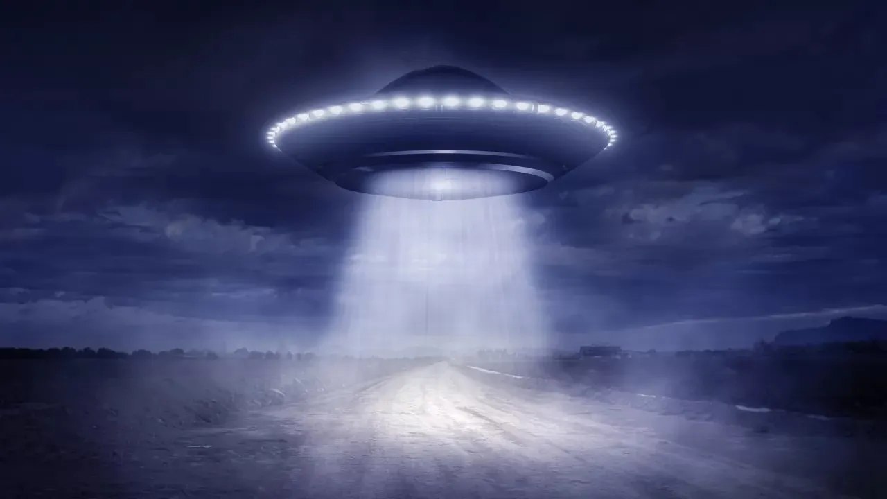 Ufo di notte in campagnia