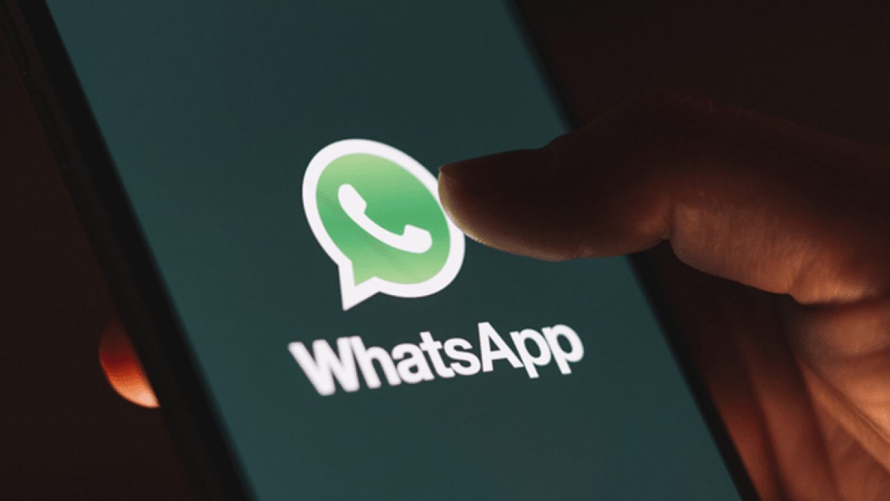 Telefono in mano con in schermata WhatsApp