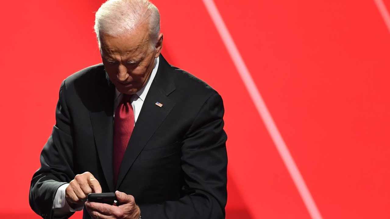 Joe Biden utilizza il telefono