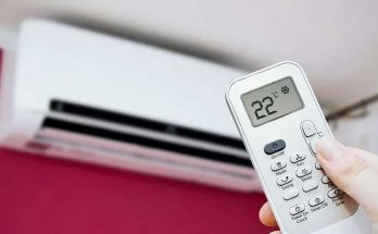 persona regola la temperatura in casa con il condizionatore
