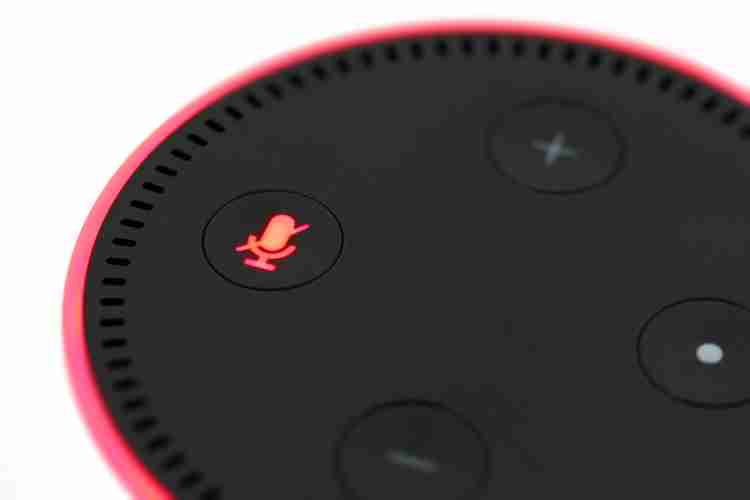 Bordo del riproduttore vocale di Alexa illuminato di rosso con tasto silenzia illuminato di rosso