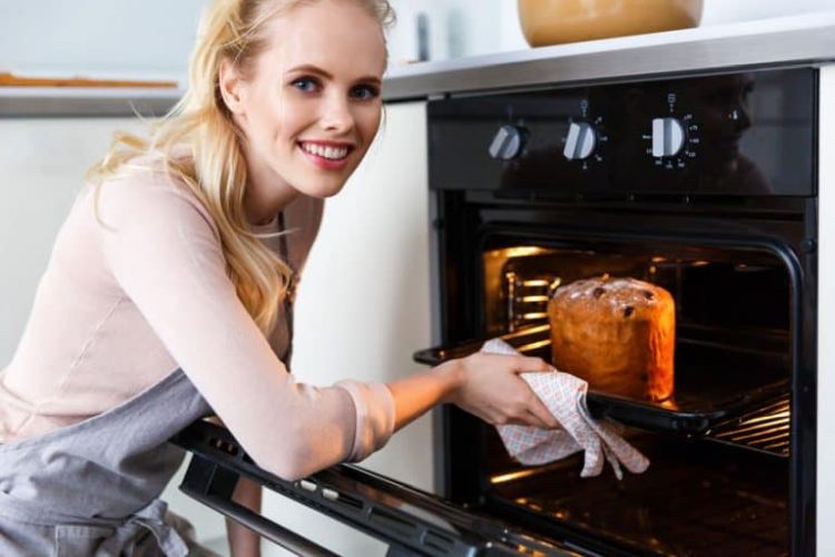 Donna inforna il panettone