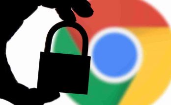 Ombra del lucchetto tenuto nella mano con sfondo logo Google Chrome