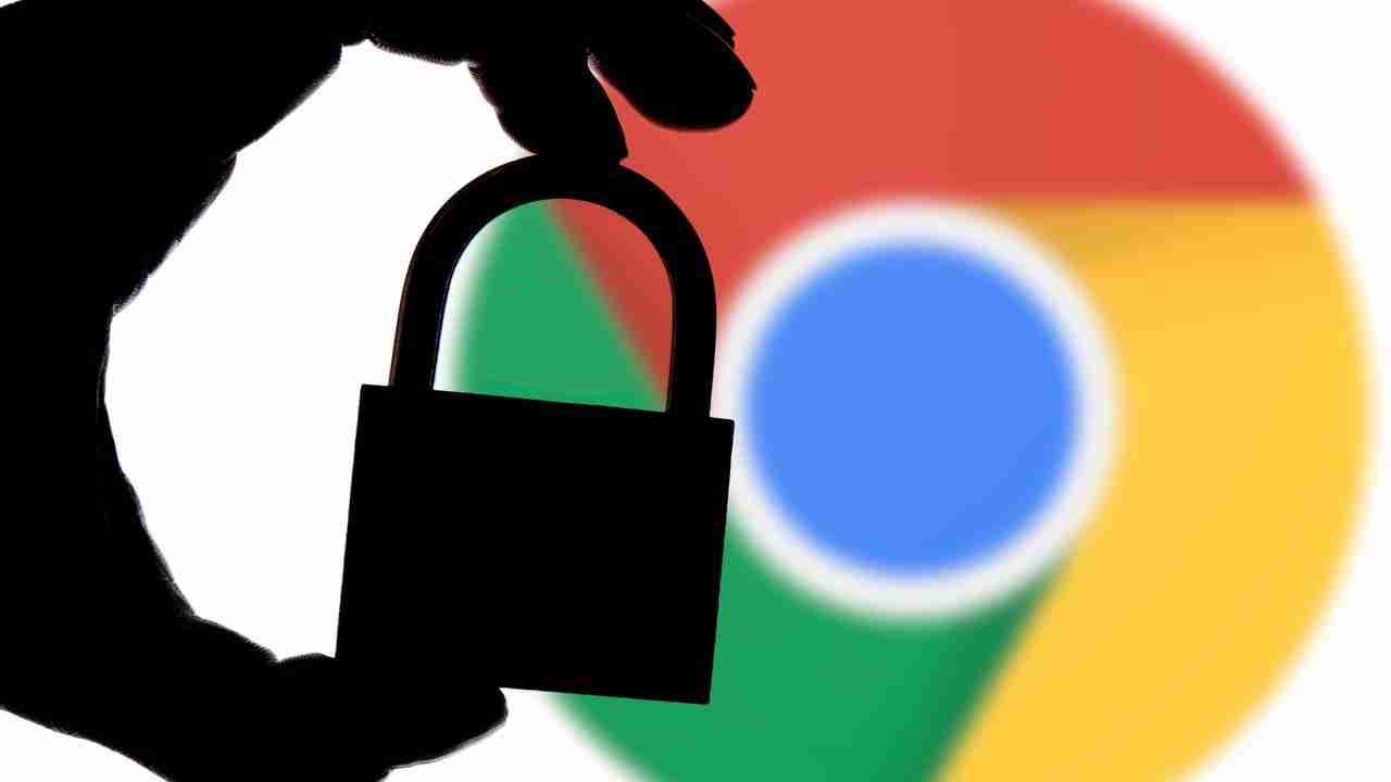 Ombra del lucchetto tenuto nella mano con sfondo logo Google Chrome 