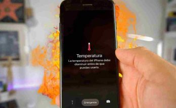iPhone in mano che prende fuoco