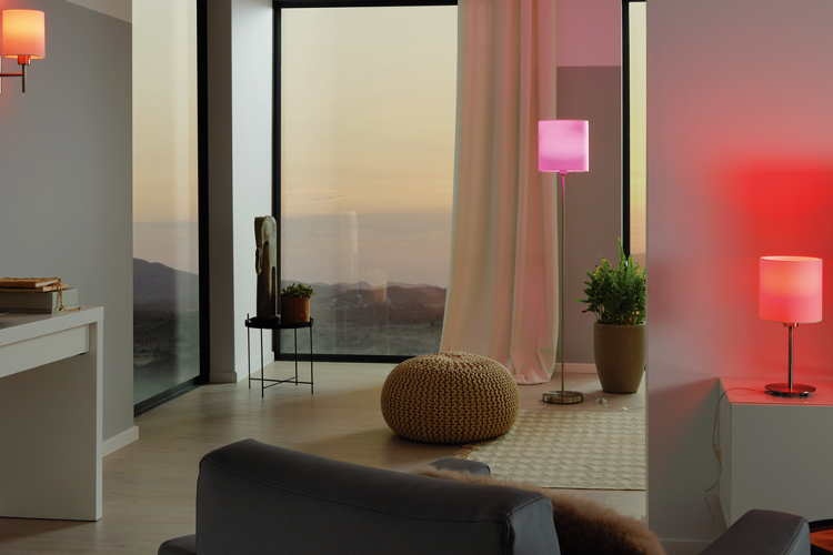 casa illuminata da lampadine smart con differenti colori di luce