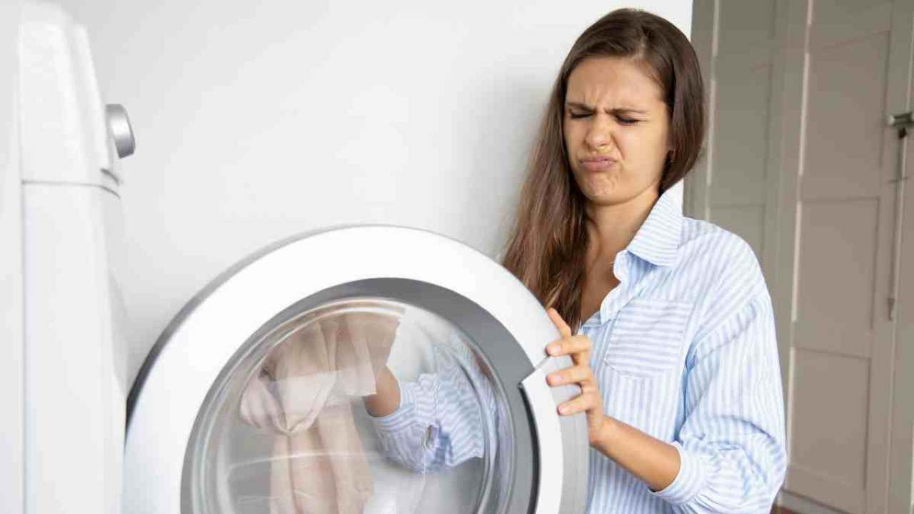 Donna schifata dal brutto odore della lavatrice 