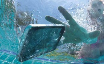 cade telefono nell'acqua della piscina e donna cerca di prenderlo