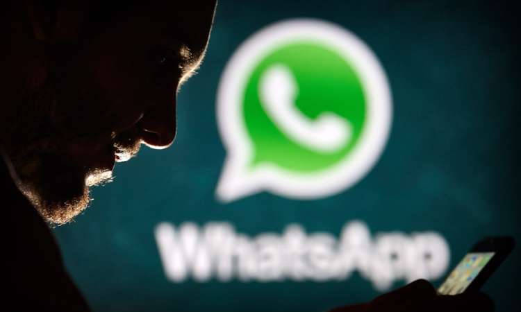 uomo al telfono spia l'ultimo accesso con in fondo logo WhatsApp