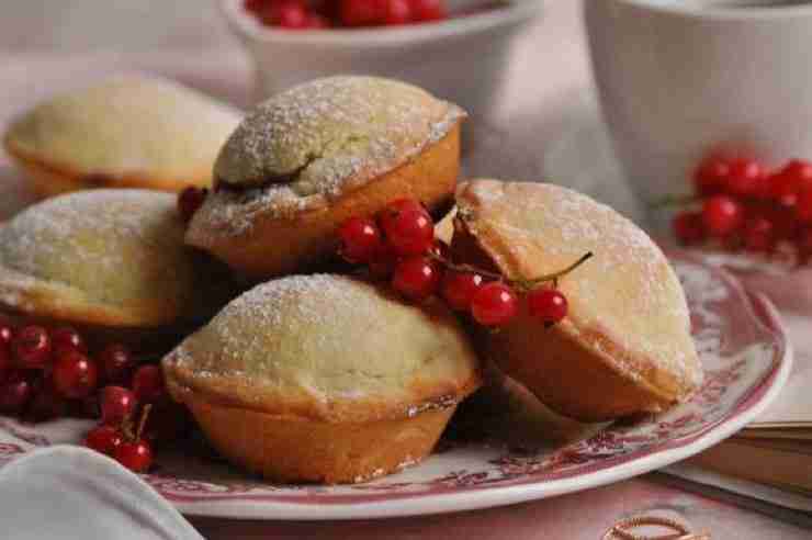 pasticini serviti su un piatto a tavola