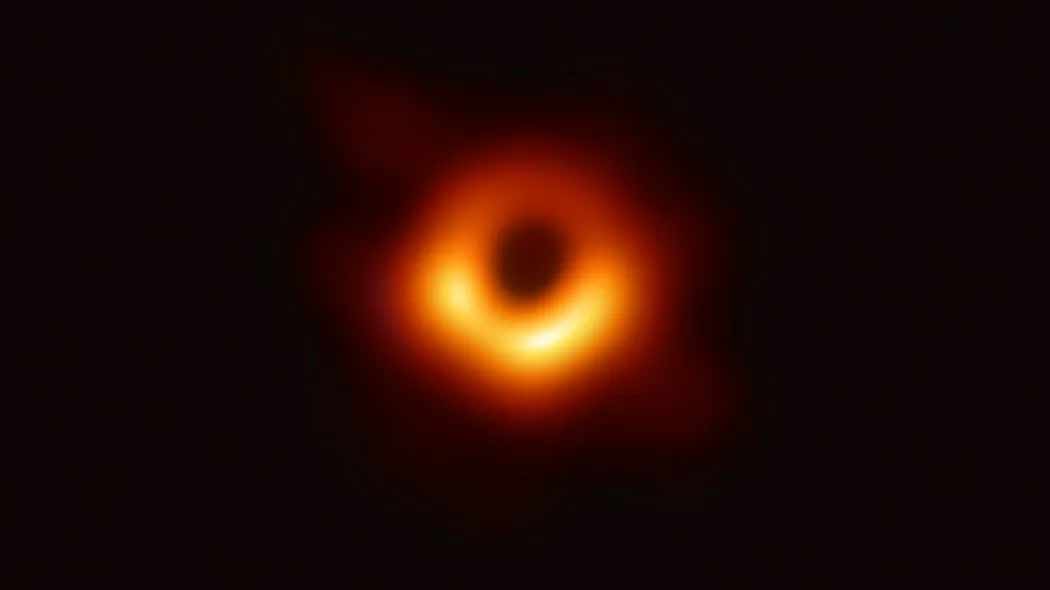 prima foto della storia di un buco nero
