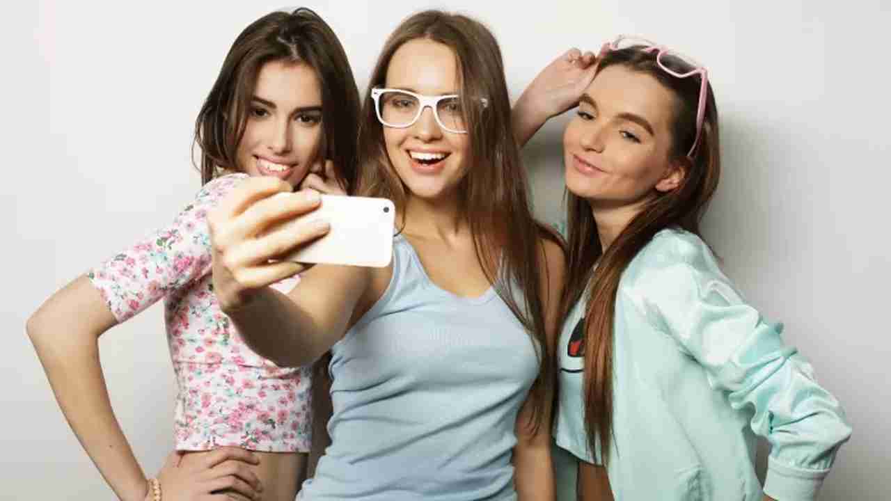 ragazze minorenni si fanno un selfie