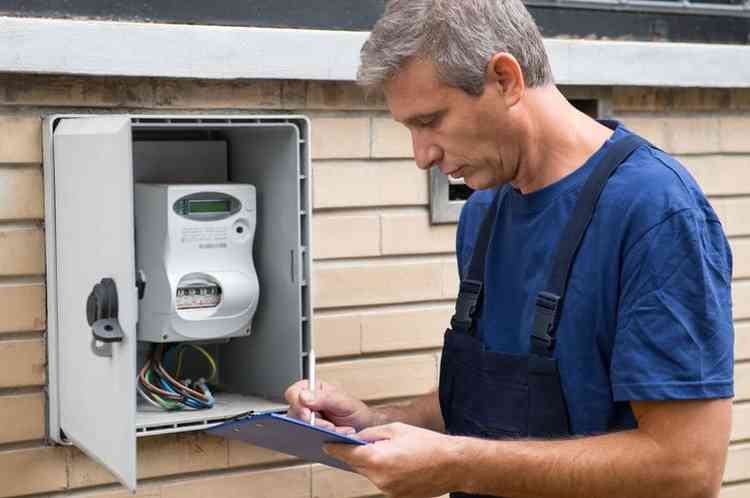 tecnico controlla il contatore 