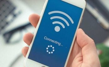 telefono in mano si sta connetendo alla rete wi-fi