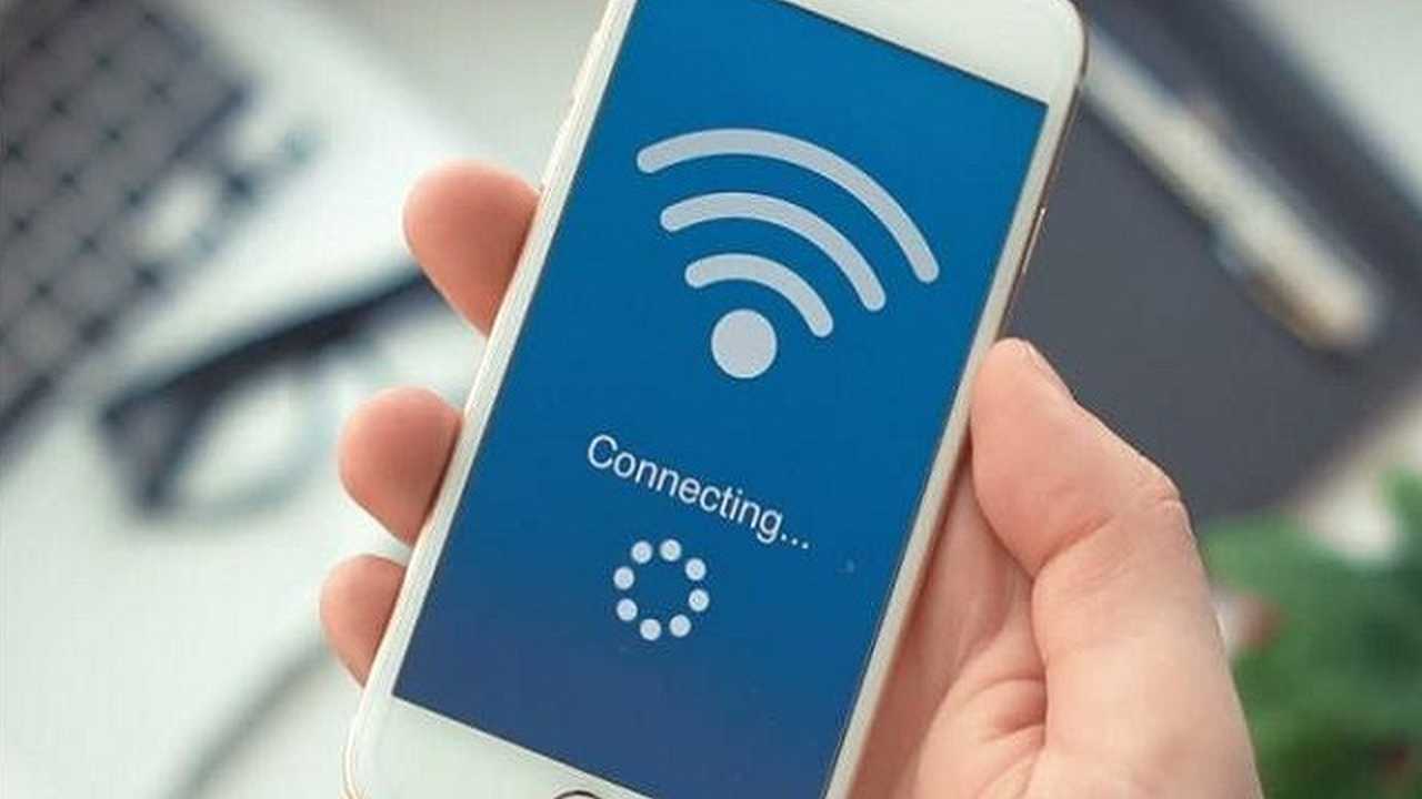 telefono in mano si sta connetendo alla rete wi-fi