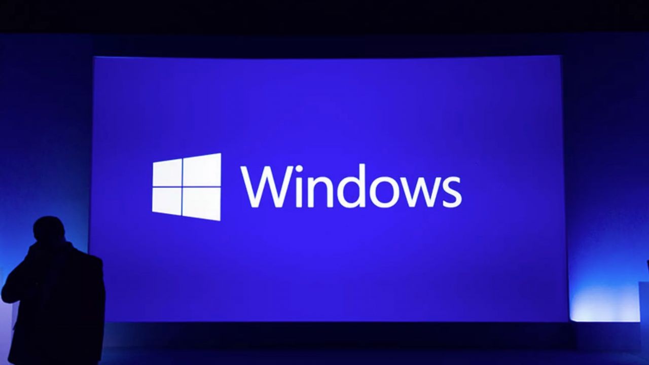 logo Microsoft con davanti uomo in ombra