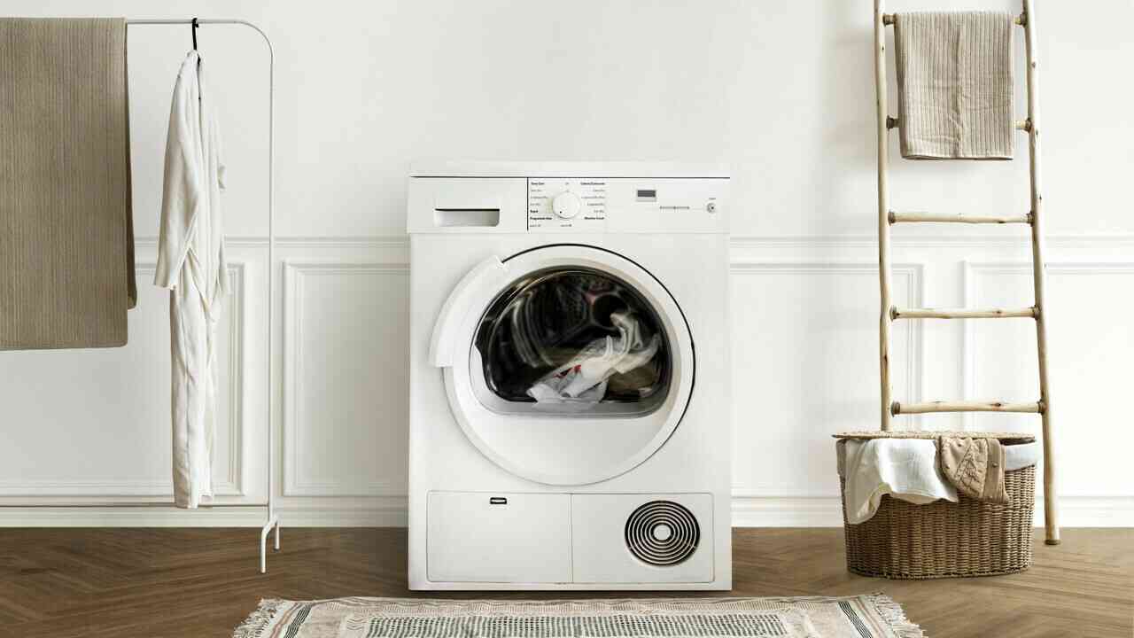 asciugatrice nella lavanderia di casa