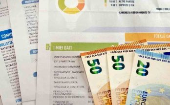 fogli con stampato contratto energia e bollette con sopra banconote