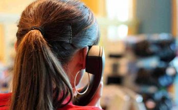 donna riceve chiamata per offerte luce e gas