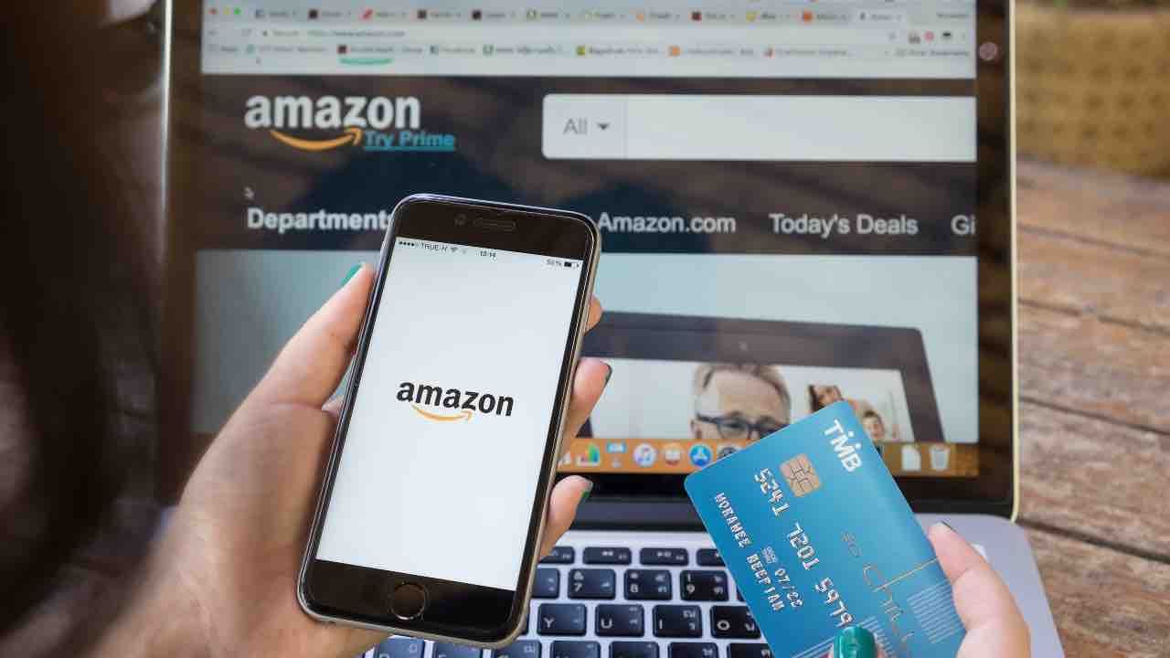 donna utilizza con il telefono bonus Amazon