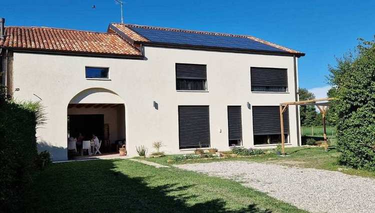 la casa ecologica di Giorgio con i pannelli solari sul tetto