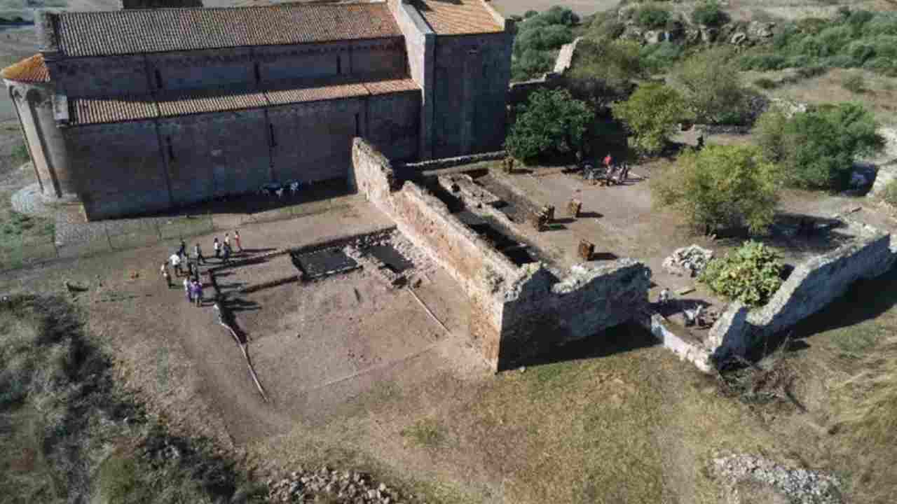 foto dall'alto del sito archeologo chiesa romana