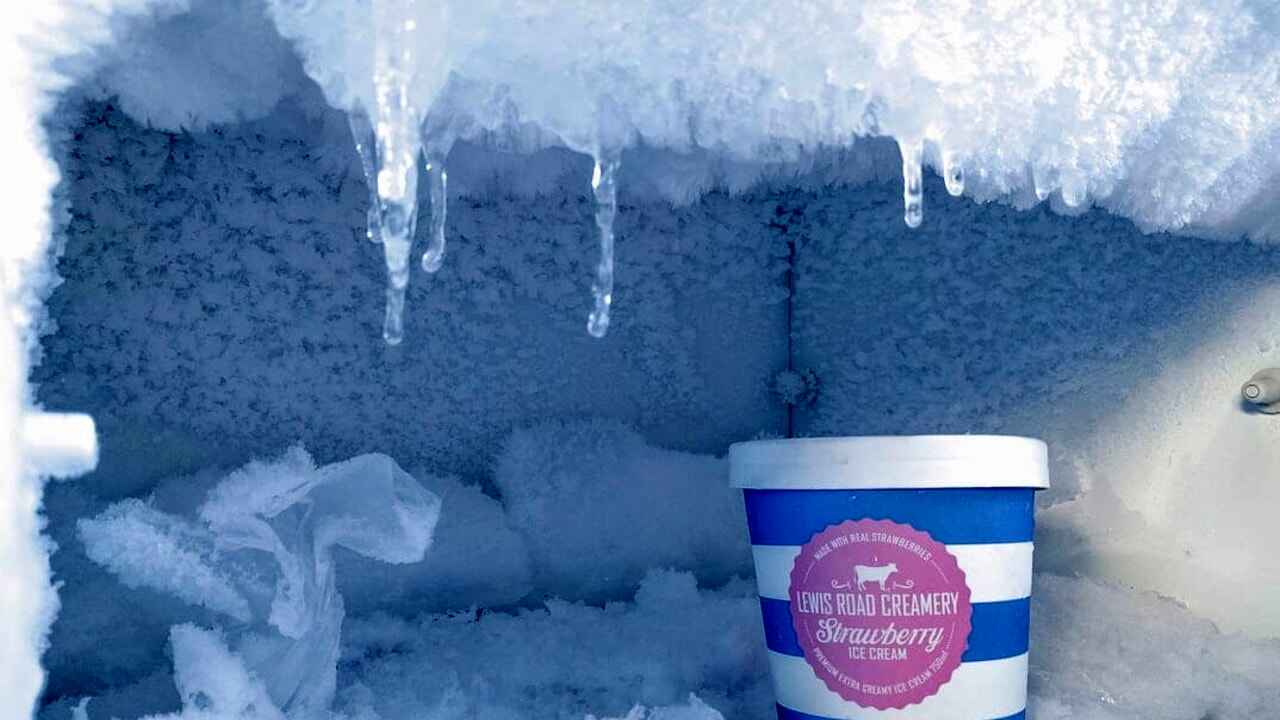 freezer pieno di ghiaccio con una vascetta di gelato