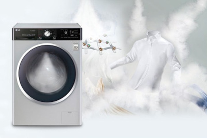 lavatrice a vapore lava una camicia bianca