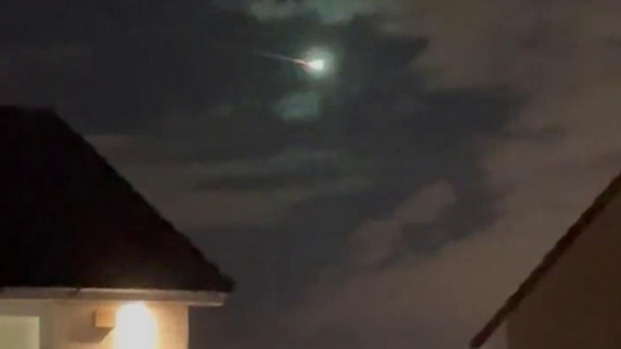 foto meteora sopra le case