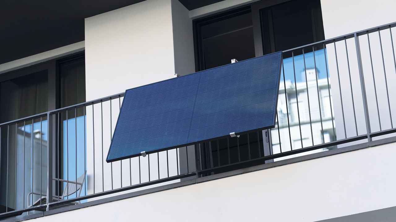 pannello fotovoltaico installato sul balcone di casa