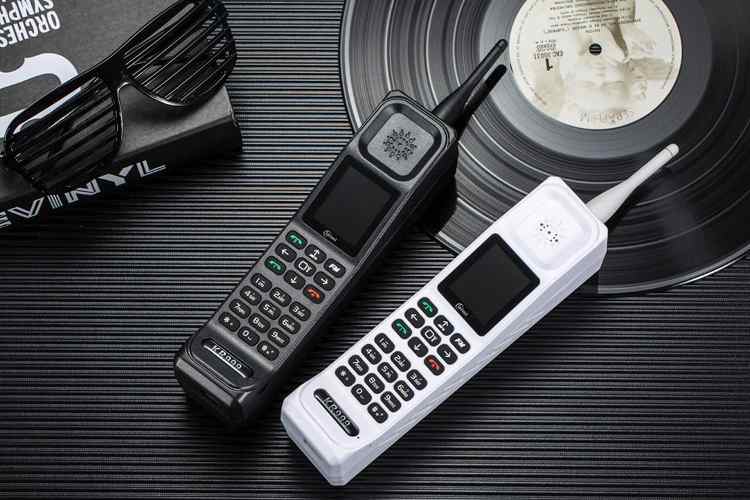 due telefoni retrò senza fili uno bianco e uno nero