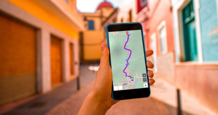 persona con telefono in mano si guida con l'applicazione mappe