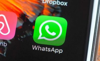 app WhatsApp su schermata home telefono