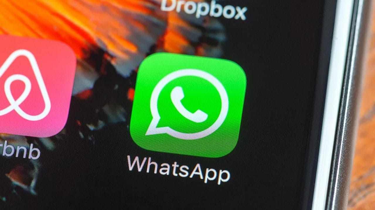 app WhatsApp su schermata home telefono