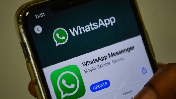 schermata telefono su aggiornamenti WhatsApp 