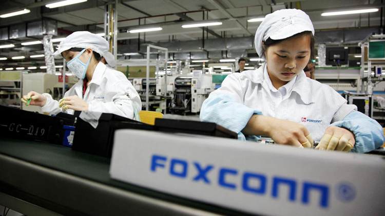Donna nella fabbrica di Foxconn assembla iPhone 
