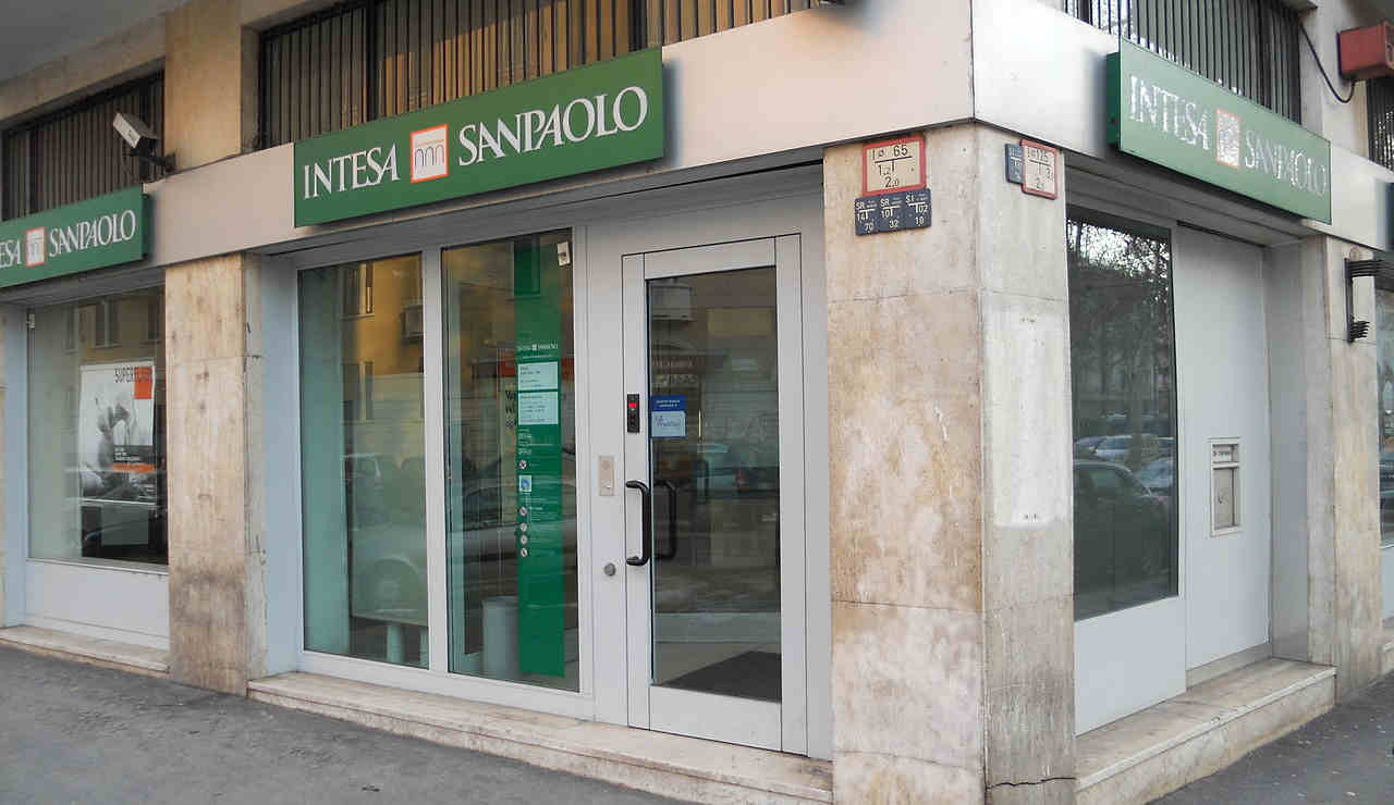 Intesa-Sanpaolo-banca-sportello