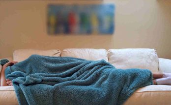 Sonno-dormire-divano-coperta