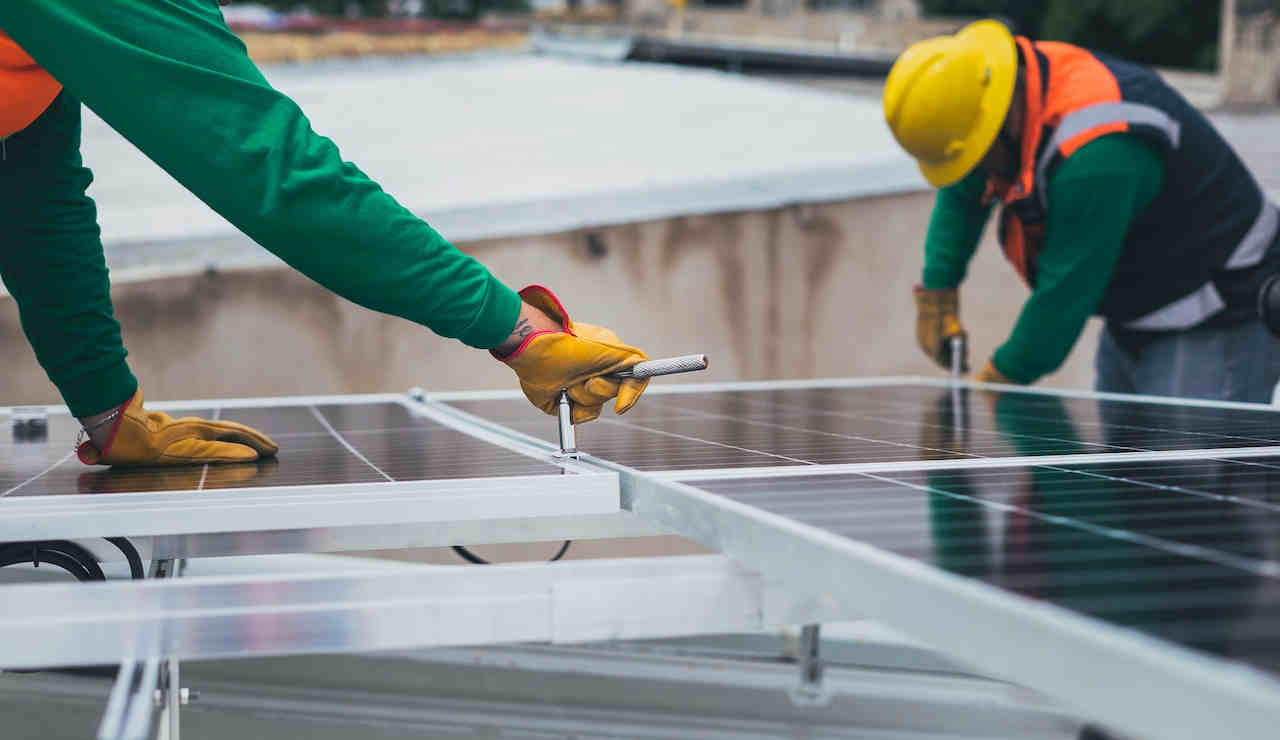 Fotovoltaico-pannelli-solari-operai