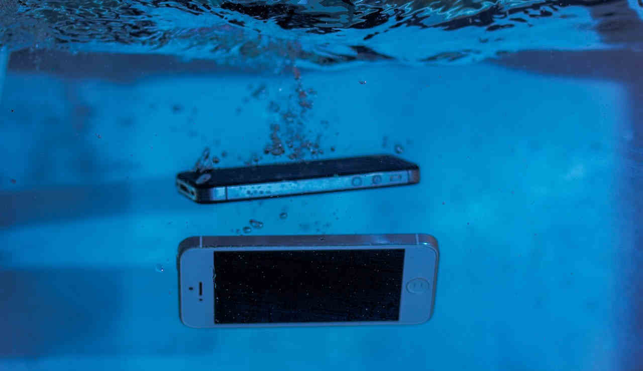smartphone-acqua-resistenza-immersioni