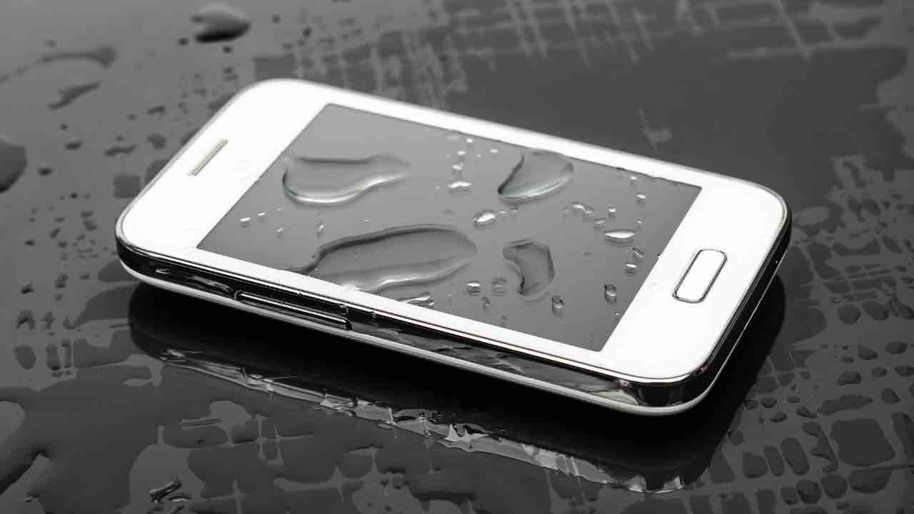 Smartphone in acqua - passionetecnologica.it