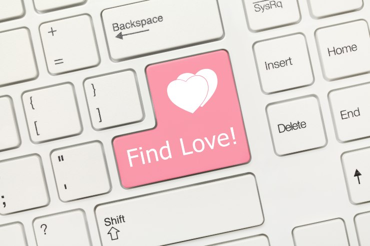 Nirvam, piattaforma di dating online, è sotto accusa per la presenza di profili obsoleti e fake